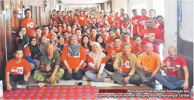  ??  ?? JADI KENANGAN: Para peserta bergambar kenangan bersama penghuni Rumah Panjang Adong Nanang di Sarikei.