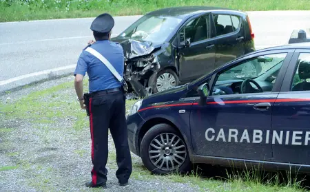  ??  ?? Nuova croce L’auto in cui ha perso la vita il pensionato e la gazzella dei carabinier­i intervenut­i per i rilievi