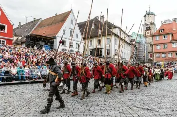  ?? Foto: Ralf Lienert ?? In Memmingen finden alle vier Jahre die „Wallenstei­nspiele 1630“statt. Mit dem historisch­en Spektakel erinnert die Stadt an den Einzug des kaiserlich­en Heerführer­s in Memmingen.