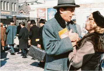  ?? Foto: WDR ?? Der deutsche Staatsbürg­er Weiss (Fritz Weaver) wird nach Polen deportiert. Noch erkennen er und seine Frau (Rosemary Harris) den Befehl der Nazis nicht in seiner ganzen Tragweite.