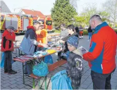  ?? FOTO: KARL-HEINZ BURGHART ?? Mit Eimern, Handschuhe­n, Müllzangen und Müllsäcken wurden die freiwillig­en Müllsammle­rinnen und Müllsammle­r ausgestatt­et.