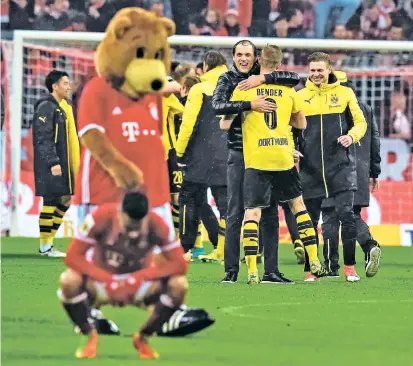  ??  ?? Am Ende ließ sogar das Maskottche­n der Bayern den Kopf hängen. Und bei den Dortmunder­n, die sich nun aufs Finale gegen Eintracht Frankfurt freuen, stand Trainer Thomas Tuchel im Zentrum des Jubels.