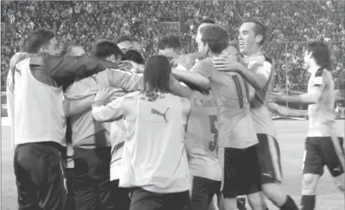  ??  ?? FESTEJEN URUGUAYOS. Los jugadores estallan de alegría en el primer gol del equipo.