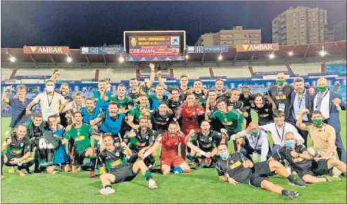  ??  ?? Los jugadores del Elche, el pasado domingo, celebran el pase a la final tras eliminar al Real Zaragoza.