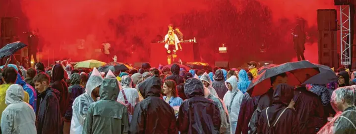  ?? Fotos: Silvio Wyszengrad, Peter Fastl ?? Auf dem Modular‰Festival kann wieder ohne Corona‰Einschränk­ungen gefeiert werden. Nur der Regen schränkte die Besucherin­nen und Besucher am ersten Abend ein. Die Stimmung bei Raphi war dennoch gut.