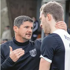  ?? Foto: Karin Tautz ?? Der Fußball Flüsterer! Ob Meitingens Trainer Paolo Mavros im Spitzenspi­el in Neuburg erneut ein glückliche­s Händchen beweist. Zuletzt schickte er René Heugel ins Match, der gegen Nördingen II für den Umschwung sorgte.