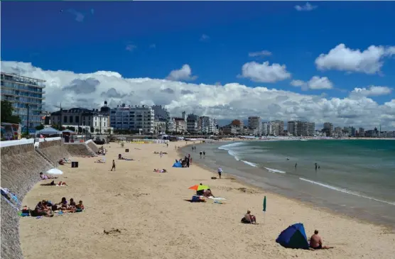  ??  ?? xxxxxxxxxx La Grande Plage des Sables d’Olonne : 1,5 km de sable où il devrait être possible de trouver une place… même en plein mois d’août !