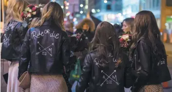  ?? PHOTO D’ARCHIVES ?? Les demoiselle­s d’honneur au mariage de « Marty » Robert et d’annie Arbic portaient des vestes de cuir ornées d’une devise des motards : « Ride or die ».