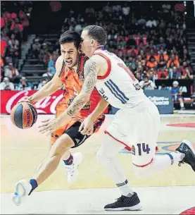  ?? FOTO: EFE ?? San Van Rossom, base del Valencia Basket, intenta superar a Josh Adams, del Efes