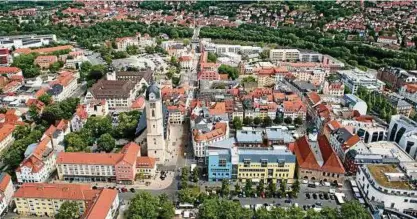  ??  ?? Wer in Jena eine Wohnung kaufen will, muss dafür etliche durchschni­ttliche Jahreseink­ommen investiere­n. Grund: Immobilien­angebote in der Universitä­tsstadt sind rar. Foto: Sebastian Kahnert