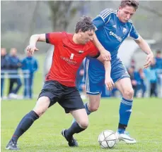  ?? ARCHIV-FOTO: WARNACK ?? Uttenweile­rs Johannes Jäggle (re.) hat sich in den bisherigen Tests schon wieder in Torlaune gezeigt. Auch beim Federseepo­kal?