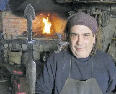  ?? SERGIO RUIZ ANTORÁN ?? Juan Antonio López Ena ‘Chapi’ posa en su fragua artesanal en Estada, municipio del Somontano.