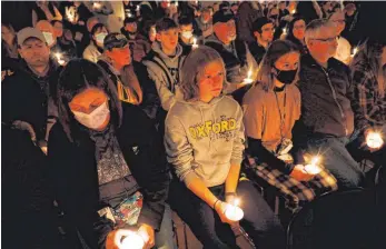  ?? FOTO: JEFF KOWALSKY/AFP ?? Trauer nach den Schüssen: Schüler der Oxford High School im US-Bundesstaa­t Michigan erinnern mit Kerzen an ihre toten Mitschüler.