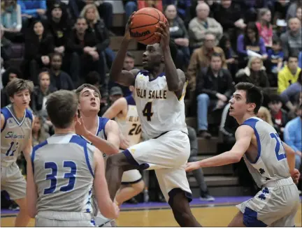  ?? DAVID DALTON — MEDIANEWS GROUP FILE PHOTO ?? Caleb Reese of De La Salle Collegiate makes a move to the basket against Detroit Catholic Central during a game played last season.