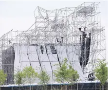  ?? THE CANADIAN PRESS ?? The stage at Downsview Park in Toronto collapsed hours before Radiohead was due to play on June 16, 2012.