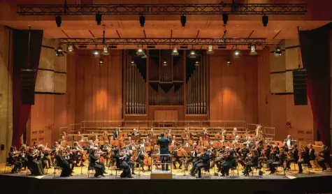  ?? Foto: Staatsthea­ter Augsburg ?? Die Philharmon­iker klassisch. Aktuell freilich dürfen sie nicht auftreten. Aber der große Klangkörpe­r zeigt dennoch Herz.