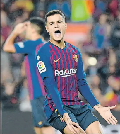  ?? LLUIS GENE / AFP ?? Coutinho, con Luis Suárez al fondo, se lamentan de una ocasión fallada el sábado contra el Sevilla