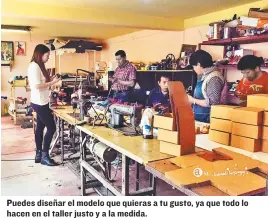  ??  ?? Puedes diseñar el modelo que quieras a tu gusto, ya que todo lo hacen en el taller justo y a la medida.