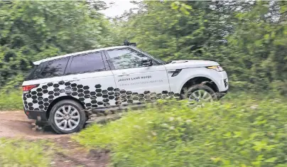  ?? FOTO: JAGUAR LAND ROVER ?? Freie Wildbahn: Hier gibt es keine Fahrbahnma­rkierungen oder Verkehrsze­ichen, an denen sich Sensoren oder Kameras orientiere­n können, was autonomes Fahren im Gelände schwierig macht.