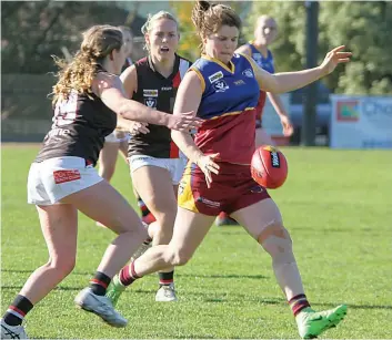  ?? ?? Dusties’ Sarah Elson kicks the ball forward.