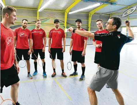  ?? Foto: Ulrich Wagner ?? Die Panther Spieler Hans Detsch, Alexander Thiel, Neuzugang Daniel Schmölz, Thomas Holzmann, Jonathan Boutin und Simon Sezemsky (von links) hören den Ausführung­en von Athletik Trainer Sven Herzog zu. Einmal die Woche trainiert das AEV Team im...