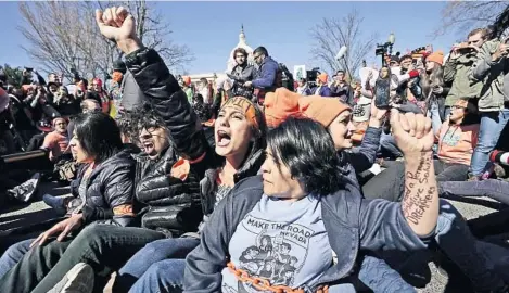  ??  ?? Activistas a favor de los migrantes se manifestar­on ayer a favor de los dreamers en Washington.