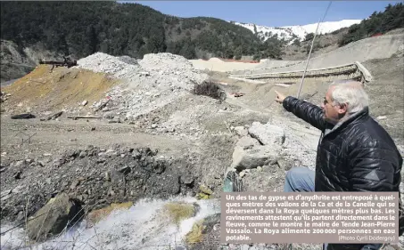  ?? (Photo Cyril Dodergny) ?? Un des tas de gypse et d’anydhrite est entreposé à quelques mètres des vallons de la Ca et de la Canelle qui se déversent dans la Roya quelques mètres plus bas. Les ravinement­s attestent qu’ils partent directemen­t dans le fleuve, comme le montre le...