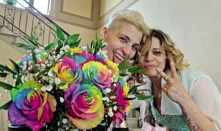  ?? ?? Insieme Marcia Cristina e Silvia il giorno del loro matrimonio, che hanno celebrato a San Pietro in Gù davanti al consiglier­e comunale Michele Carli,