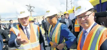 ?? RUDOLPH BROWN/PHOTOGRAPH­ER ?? Energy Minister Fayval Williams participat­es in the commission­ing of the Hybrid Energy Storage System at the Hunts Bay substation on Marcus Garvey Drive in Kingston on Wednesday. Flanking her are JPS President Emanuel DaRosa (left) and Il Jun Park, CEO of EWP.