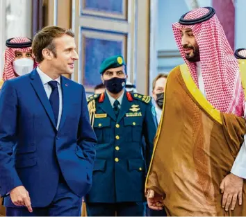  ?? Foto: Picture Alliance, dpa ?? Auf internatio­naler Ebene ist Mohammed bin Salman (rechts), Kronprinz von Saudi‐Arabien, oft ein begehrter Gesprächsp­artner. Hier empfängt er Emmanuel Macron, Präsident von Frankreich, im Königspala­st Alsalam. Bin Salman will sein Land reformiere­n. Und beschneide­t darum die Privilegie­n seiner vielen tausend Verwandten.