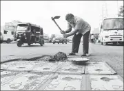  ?? INDRANIL MUKHERJEE / AGENCE FRANCE-PRESSE ?? Dadarao Bilhore, a devastated father who lost his son, fills up a pothole on the Western Express highway in Mumbai, India, on Aug 29.