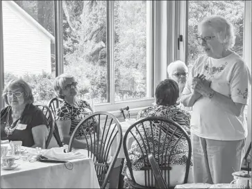  ?? ?? Sharing stories and sweets