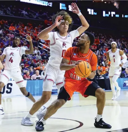  ?? GETTY IMAGES) ?? Jayden Epps and his Illinois teammates had no answer for the stifling defense of Anthony Black and Arkansas.
