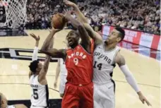  ?? ERIC GAY/THE ASSOCIATED PRESS ?? Raptors forward Serge Ibaka drives to the basket against Spurs guard Danny Green. Ibaka had 13 points Monday on 5-of-10 shooting.