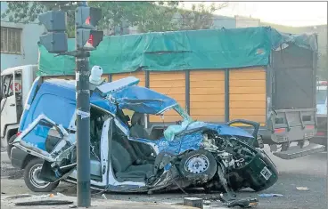  ?? FOTOS TELAM ?? IMPACTO. Los oficiales Aquino y Rivera fueron rescatados con vida, pero murieron horas después.