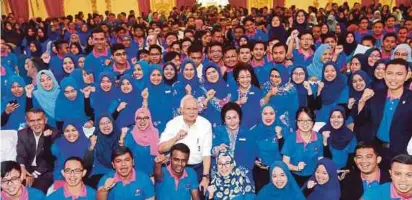  ?? [FOTO MOHD FADLI HAMZAH/BH] ?? Najib dan Rosmah bergambar bersama siswa selepas memberi amanat khas pada Program BAKTI dan Siswa di Putrajaya, semalam.