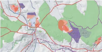  ?? GRAFIKEN: REGIONALVE­RBAND BODENSEE-OBERSCHWAB­EN ?? Die roten Bereiche zeigen den bereits bestehende­n Kiesabbau an. Die lilafarben­en sind geplante Abbaugebie­te für die nächsten 20 Jahre. Die lila schraffier­ten sind sogenannte Sicherungs­gebiete, in denen auch in mehr als 20 Jahren ein Abbau geplant ist.