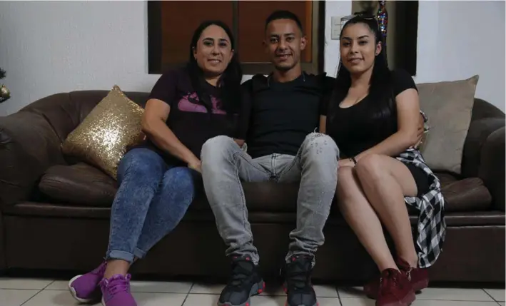  ?? MAYELA LÓPEZ ?? Jimmy Marín junto a su mamá, Alexandra Vílchez, y su hermana Allison Marín, en una entrevista que le realizó La Nación en diciembre.