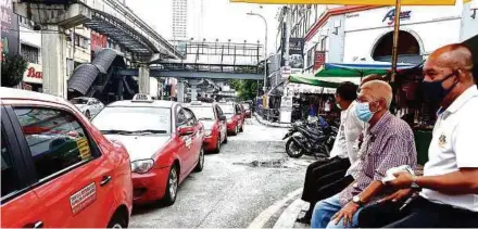  ?? BERNAMA PIC ?? Taxi drivers are among those who have benefited from Permai.