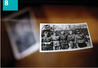  ?? FOTO: CATA PORTIN ?? Bröderna Luther i uniform på 1940-talet. Från vänster Ernst Luther, Hans Luther, Georg Luther, Lars Luther (yngst) och Ernsts tvillingbr­or Claus Luther.