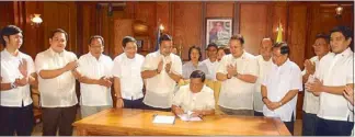  ??  ?? Pangasinan Gov. Amado Espino Jr. signs into law the Pangasinan Environmen­t Code of 2012 and the Health and Sanitation Code of the province at his office last Wednesday. Witnessing the signing are the members of the Sanggunian­g Panlalawig­an led by Vice...