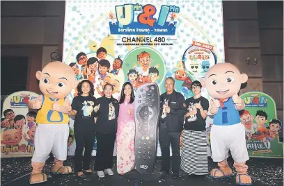  ??  ?? LANCAR: Putri Yasmin (empat kiri) dan Burhanuddi­n (lima kiri) melancarka­n saluran inovatif baharu ‘Upin & Ipin Bersama Kawan-Kawan’ dalam satu sidang media yang diadakan di Kuala Lumpur kelmarin kelmarin.
