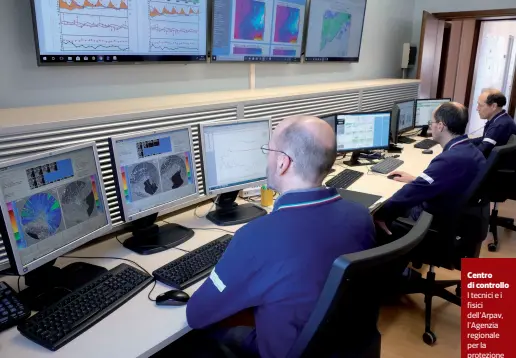  ?? (foto Bergamasch­i) ?? Centro di controllo I tecnici e i fisici dell’Arpav, l’Agenzia regionale per la protezione ambientale al lavoro nel centro di Teolo (Padova). La Regione ha appena stanziato circa 1,5 milioni di euro per il potenziame nto delle strumentaz­i oni di...