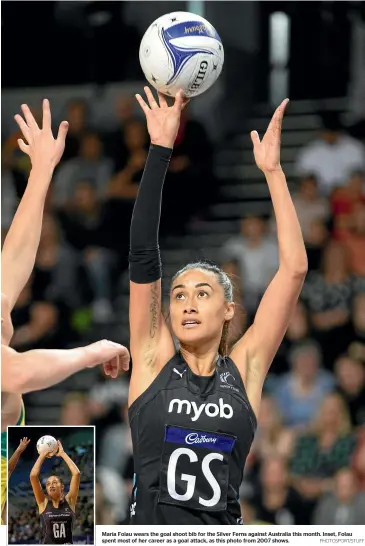  ?? PHOTOSPORT/STUFF ?? Maria Folau wears the goal shoot bib for the Silver Ferns against Australia this month. Inset, Folau spent most of her career as a goal attack, as this photo from 2007 shows.