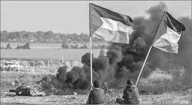  ??  ?? Palestijns­e demonstran­ten zwaaien met hun nationale vlag. Ze protestere­n tegen het achterhoud­en van de Amerikaans­e subsidie voor de UNRWA. (Foto: ANP)