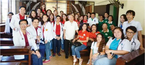  ?? KRISTINE JOYCE CAMPAÑA ?? Jose “Dodong” Gullas, founder of the JRG Halad Foundation, is shown with the staff of Gullas Medical Center and personnel from various government regional offices during yesterday’s Halad Pasalamat.