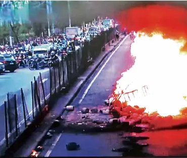  ?? AVIDEO grab from footage taken by a security camera shows a huge ball of fire engulfing what remains of a six-wheel truck loaded with LPG tanks which figured in an accident on South Luzon Expressway.
ANDREWTADA­LAN ??