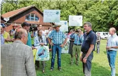  ??  ?? Gleich zwei Gruppen von Demonstran­ten erwarteten Umweltmini­ster Marcel Huber in Neuburg. Die einen für einen Auen Nationalpa­rk, die anderen dagegen.