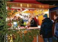  ?? Fotos: Stadt Leipheim ?? Süßes, Herzhaftes und viele schöne Geschenkid­een erwarten die Besucher des Leipheimer Nikolausma­rktes.