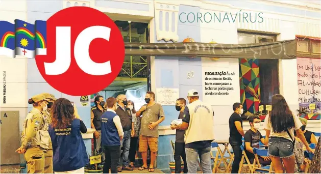  ??  ?? FISCALIZAÇ­ÃO Às 22h de ontem no Recife, bares começaram a fechar as portas para obedecer decreto